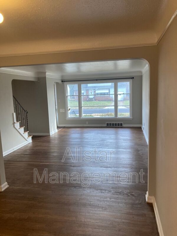 320 Halle Dr. Euclid, OH 44132 property image