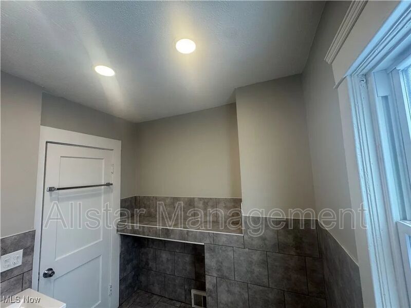 521 E 109th Street Cleveland, OH 44108 property image