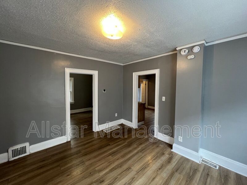 10006 Lamontier Avenue - Up Unit Cleveland, OH 44104 property image