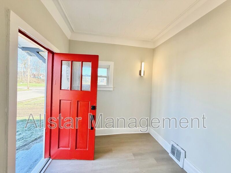 924 Spring Avenue NE Canton, OH 44704 property image