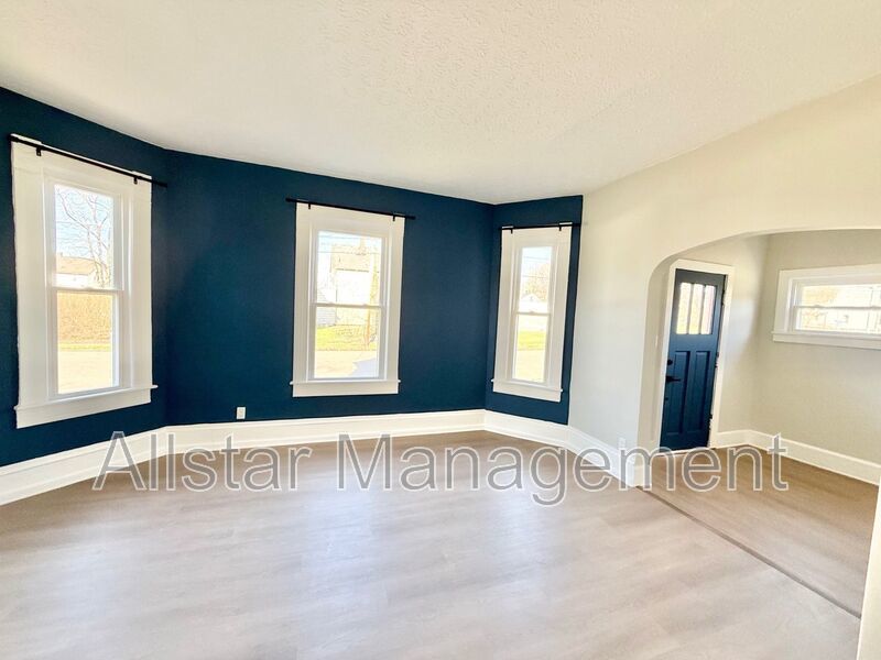 924 Spring Avenue NE Canton, OH 44704 property image