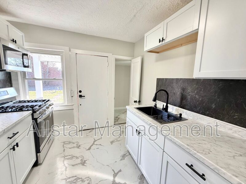 924 Spring Avenue NE Canton, OH 44704 property image