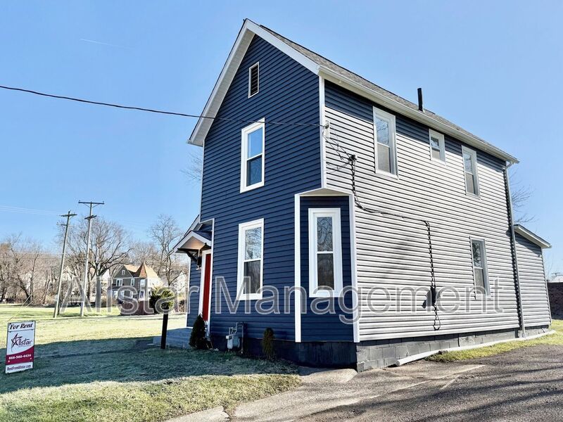 924 Spring Avenue NE Canton, OH 44704 property image