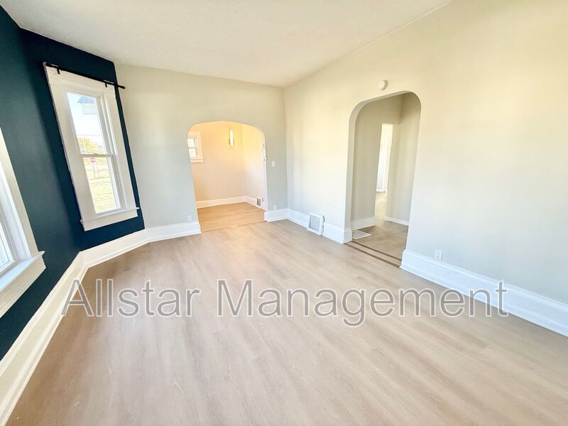 924 Spring Avenue NE Canton, OH 44704 property image