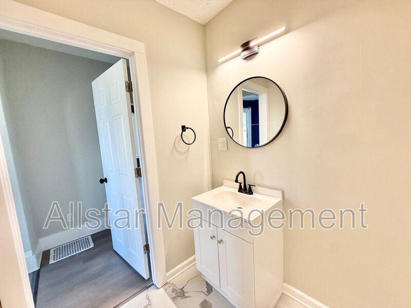 924 Spring Avenue NE Canton, OH 44704 property image