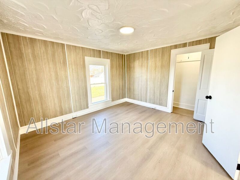 924 Spring Avenue NE Canton, OH 44704 property image