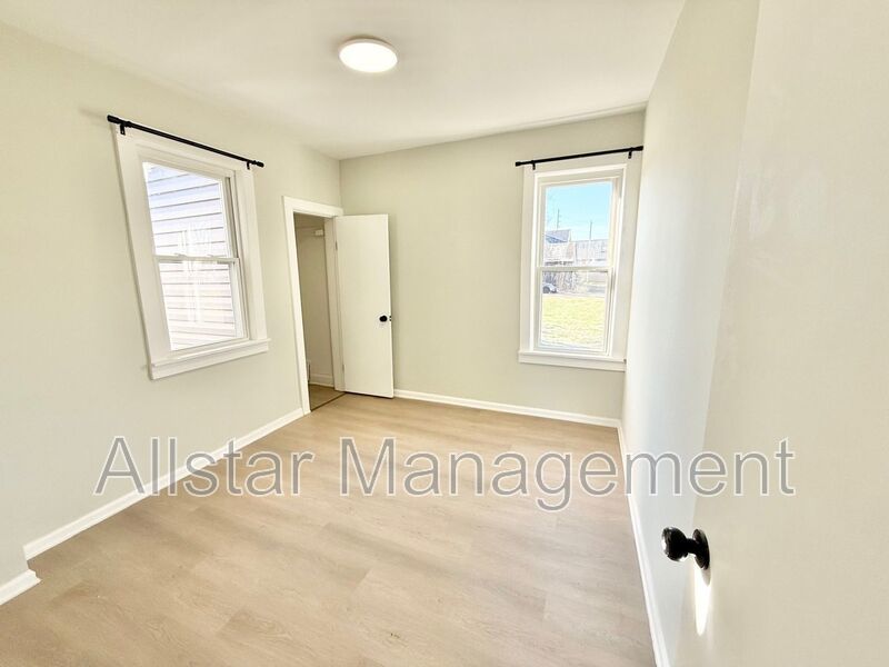 924 Spring Avenue NE Canton, OH 44704 property image