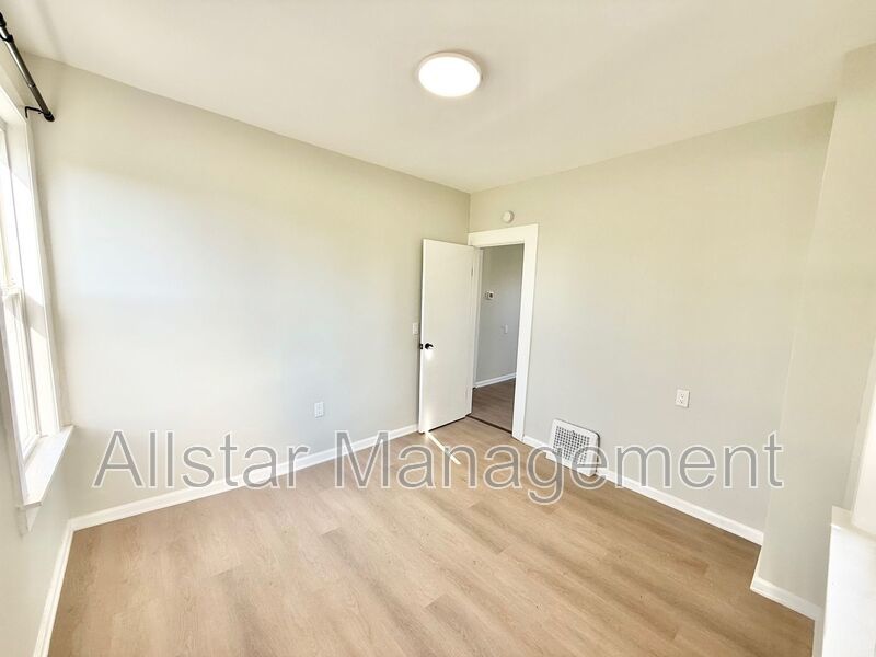 924 Spring Avenue NE Canton, OH 44704 property image