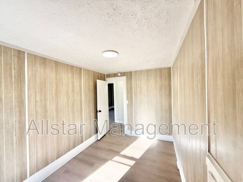 924 Spring Avenue NE Canton, OH 44704 property image