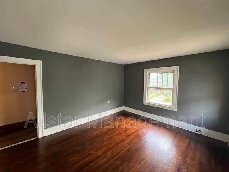 411 9th Street - Up unit Elyria, OH 44035 property image