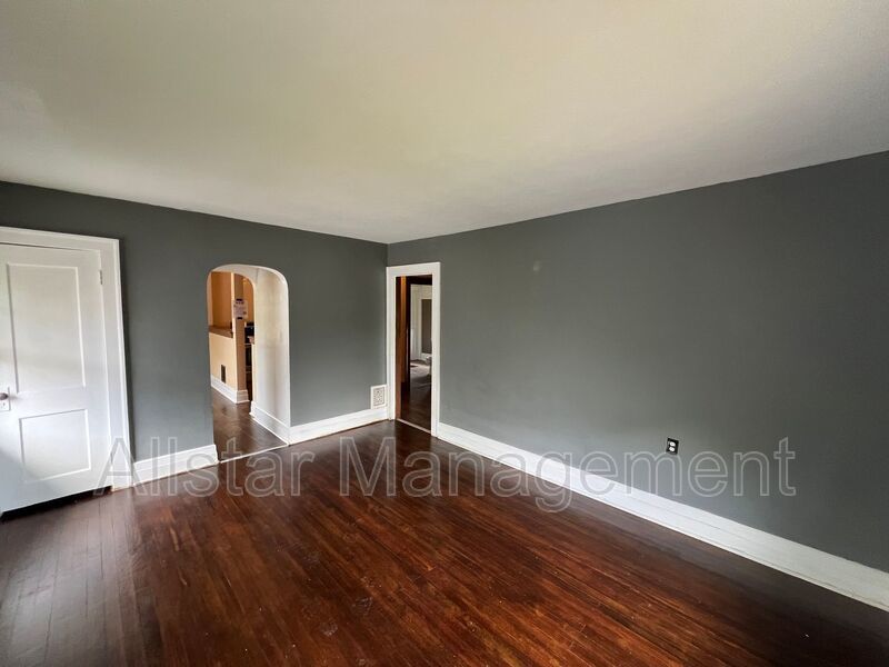 411 9th Street - Up unit Elyria, OH 44035 property image