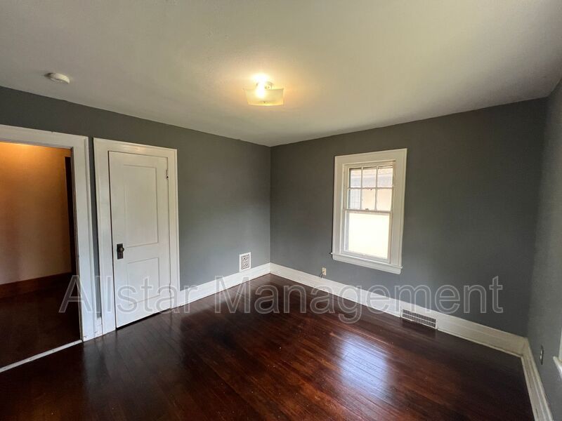 411 9th Street - Up unit Elyria, OH 44035 property image