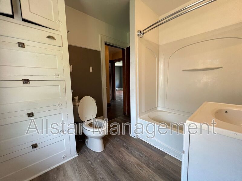 411 9th Street - Up unit Elyria, OH 44035 property image