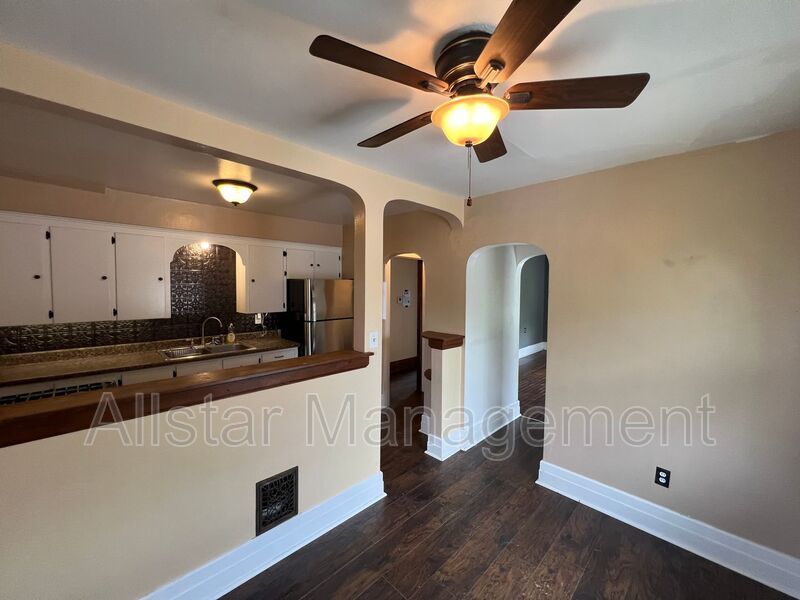 411 9th Street - Up unit Elyria, OH 44035 property image