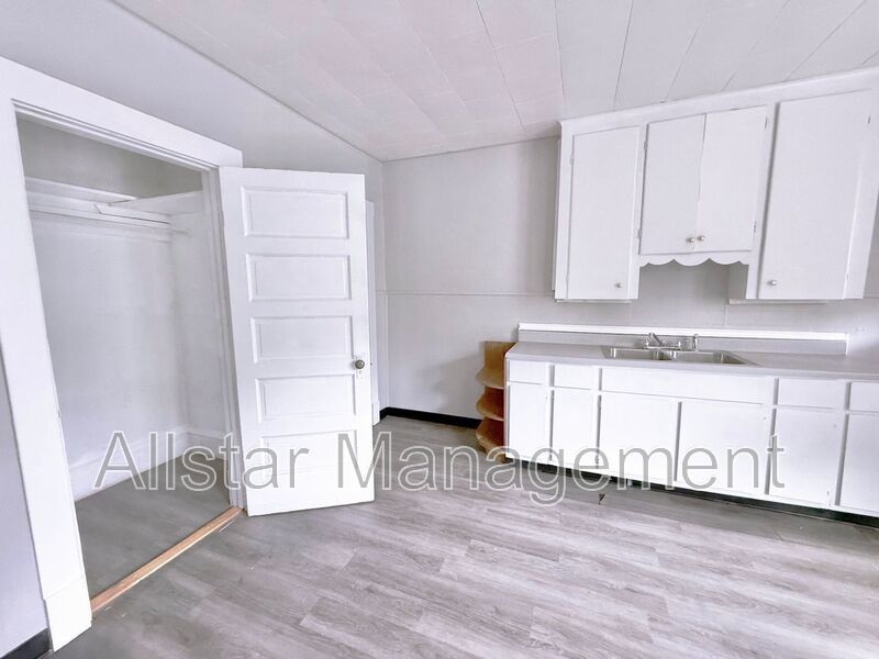 6714 Worley Ave.  Cleveland, OH Rear/upper unit property image