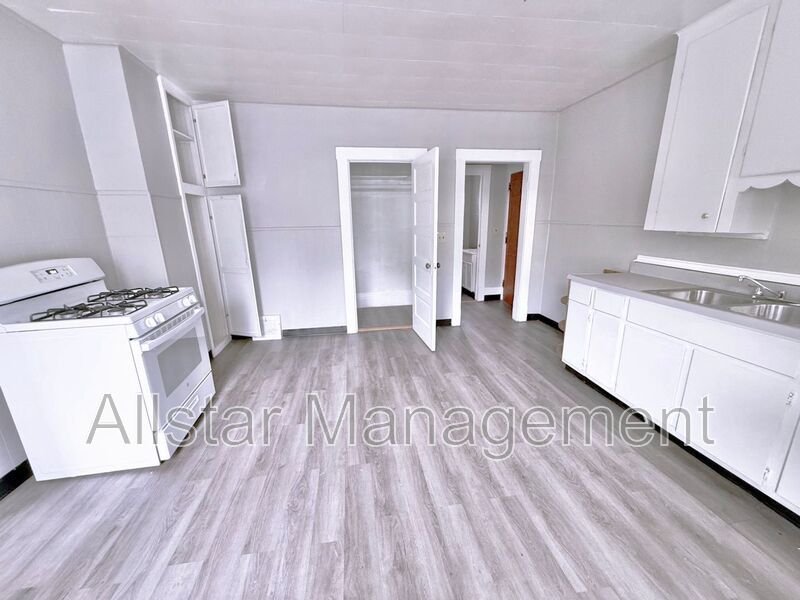 6714 Worley Ave.  Cleveland, OH Rear/upper unit property image