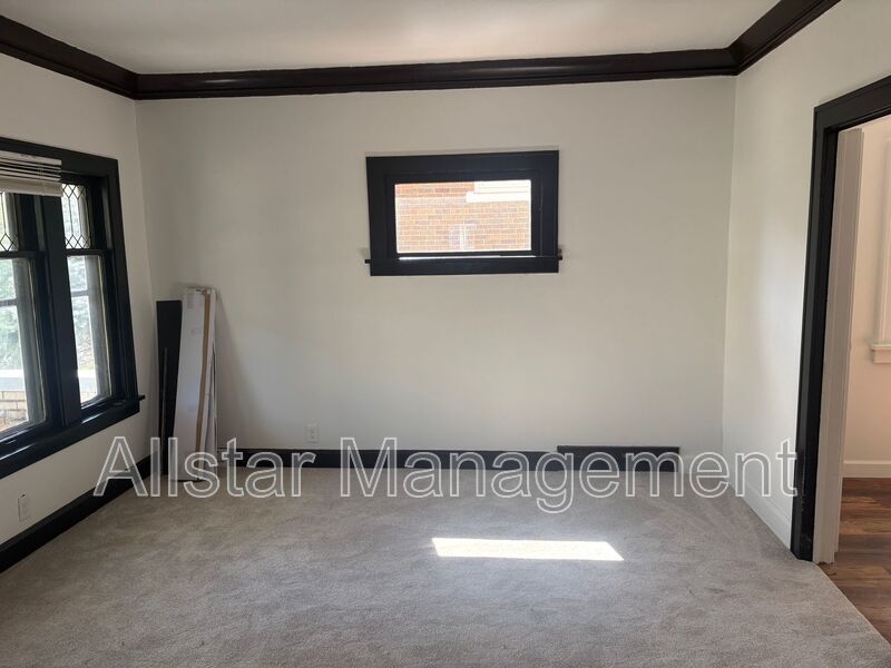 Vouchers accepted! 11909 Parkhill Avenue - Down Unit property image