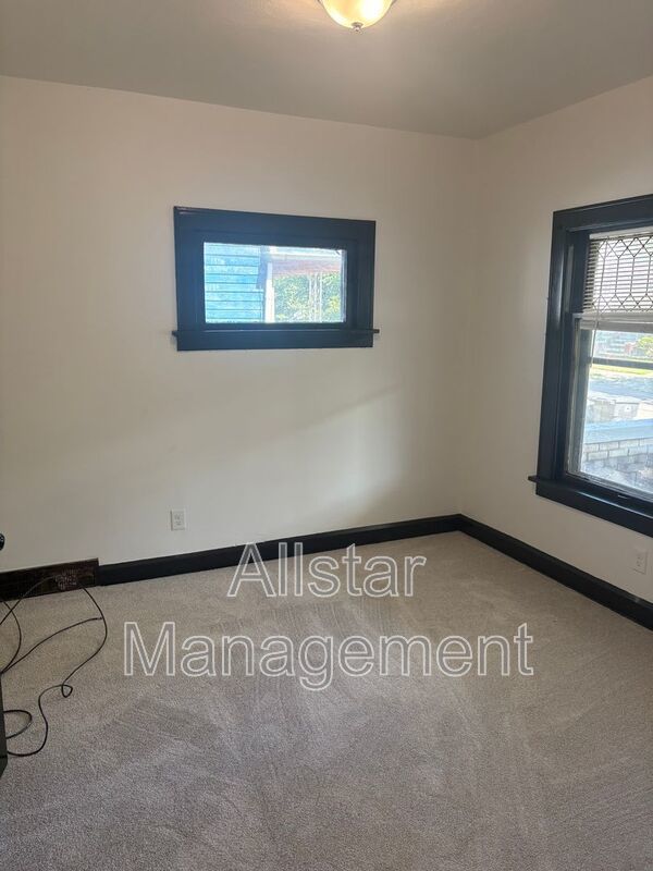 Vouchers accepted! 11909 Parkhill Avenue - Down Unit property image