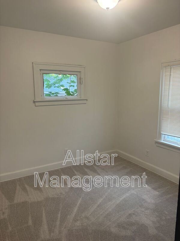 Vouchers accepted! 11909 Parkhill Avenue - Down Unit property image
