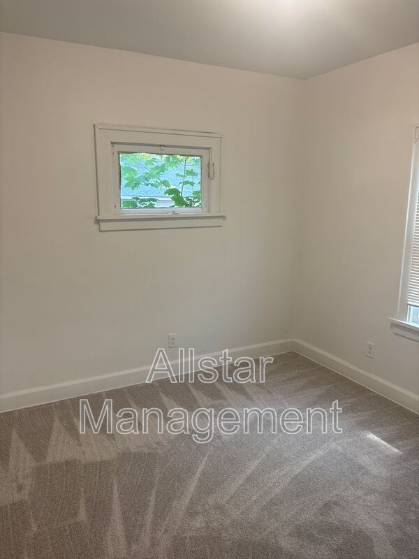 Vouchers accepted! 11909 Parkhill Avenue - Down Unit property image
