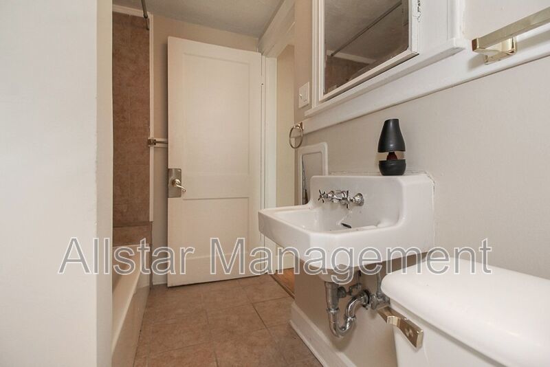 14210 Athens, Lakewood property image