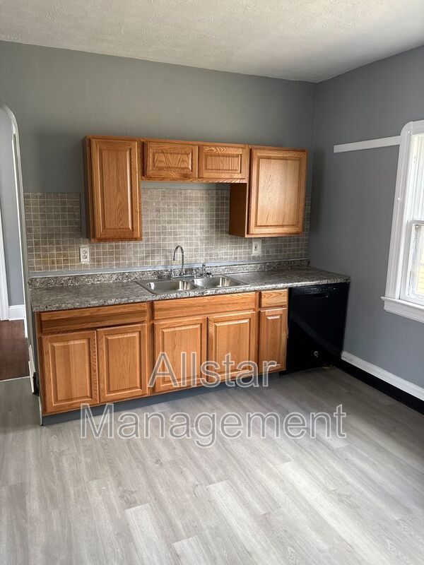 3255 E 139th Street - Up Cleveland, OH 44120 property image