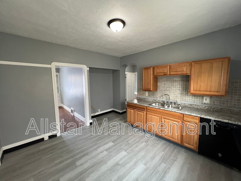 3255 E 139th Street - Up Cleveland, OH 44120 property image