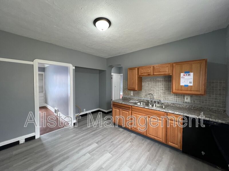 3255 E 139th Street - Up Cleveland, OH 44120 property image