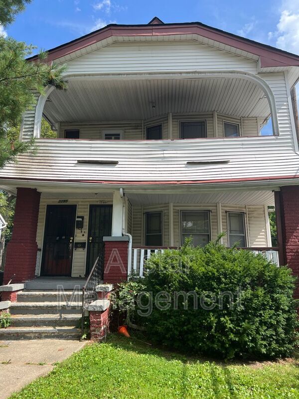 3293 E 121st Street - Up Unit Cleveland, OH 44120 property image