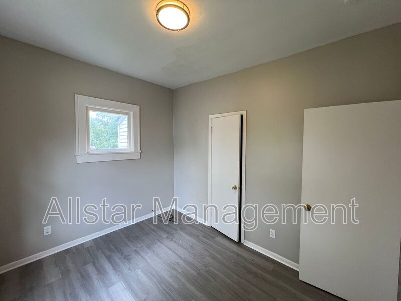 3293 E 121st Street - Up Unit Cleveland, OH 44120 property image