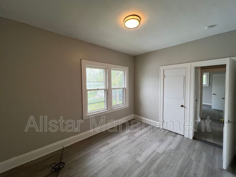 3293 E 121st Street - Up Unit Cleveland, OH 44120 property image