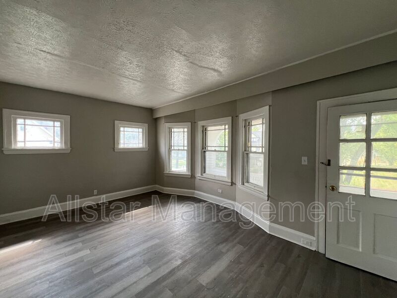 3293 E 121st Street - Up Unit Cleveland, OH 44120 property image