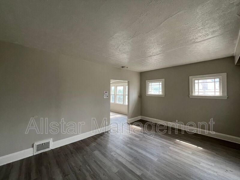 3293 E 121st Street - Up Unit Cleveland, OH 44120 property image