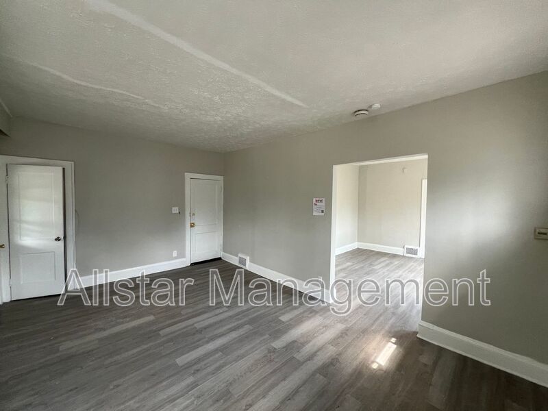 3293 E 121st Street - Up Unit Cleveland, OH 44120 property image
