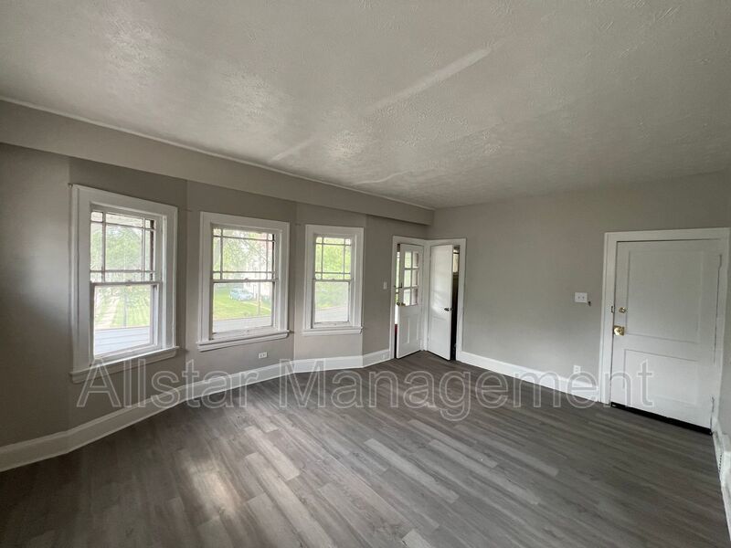 3293 E 121st Street - Up Unit Cleveland, OH 44120 property image