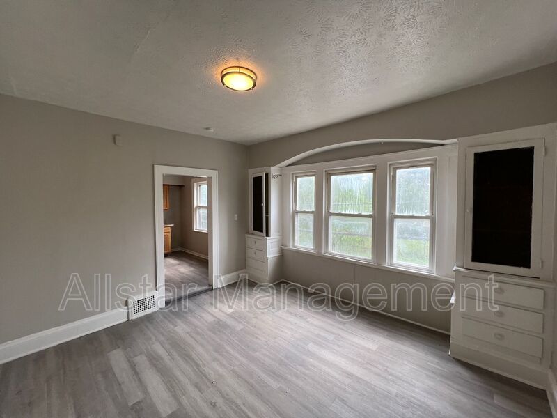 3293 E 121st Street - Up Unit Cleveland, OH 44120 property image