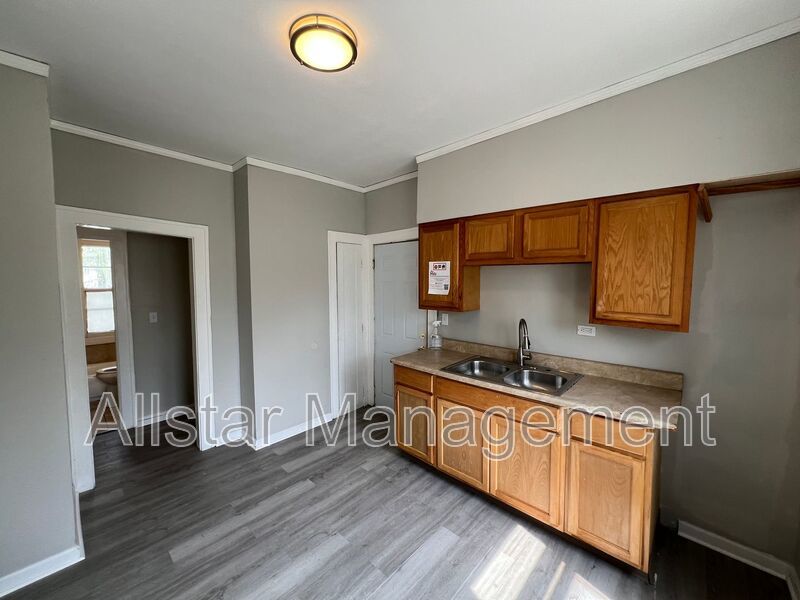 3293 E 121st Street - Up Unit Cleveland, OH 44120 property image