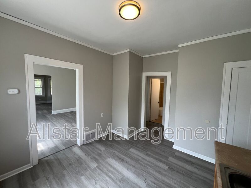 3293 E 121st Street - Up Unit Cleveland, OH 44120 property image