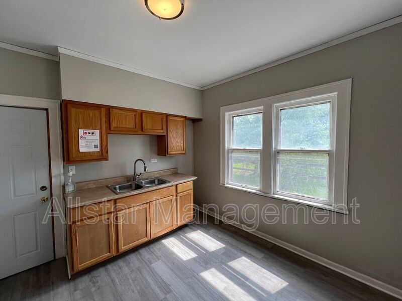 3293 E 121st Street - Up Unit Cleveland, OH 44120 property image