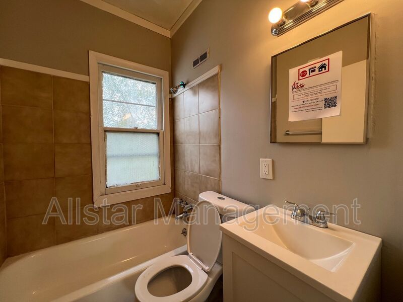 3293 E 121st Street - Up Unit Cleveland, OH 44120 property image