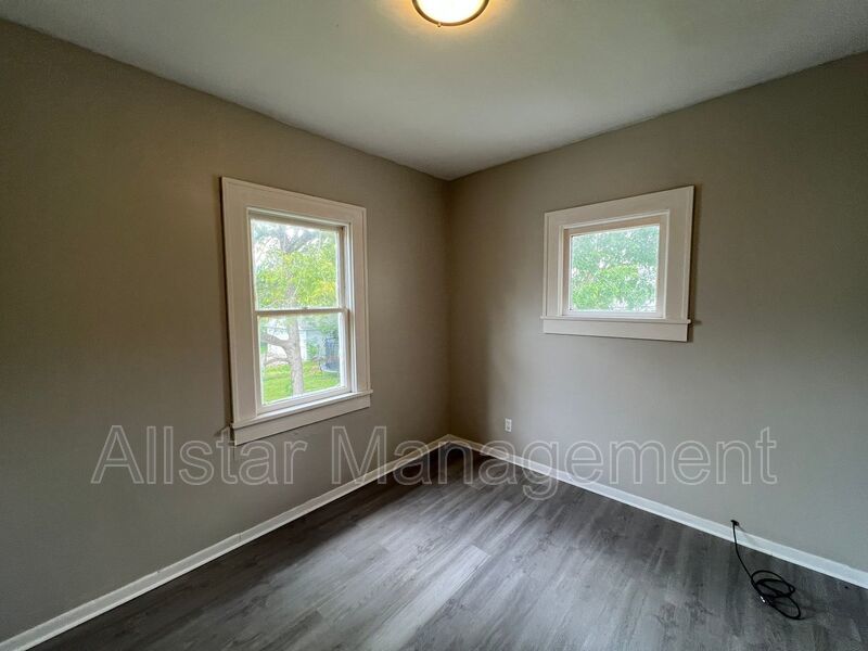 3293 E 121st Street - Up Unit Cleveland, OH 44120 property image
