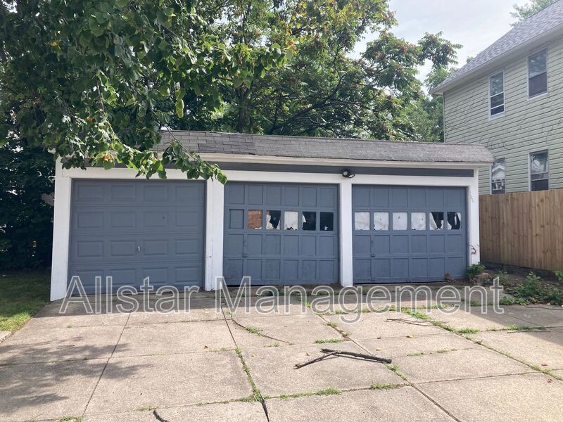 17202 Grovewood Ave - Down Cleveland, OH 44119 property image
