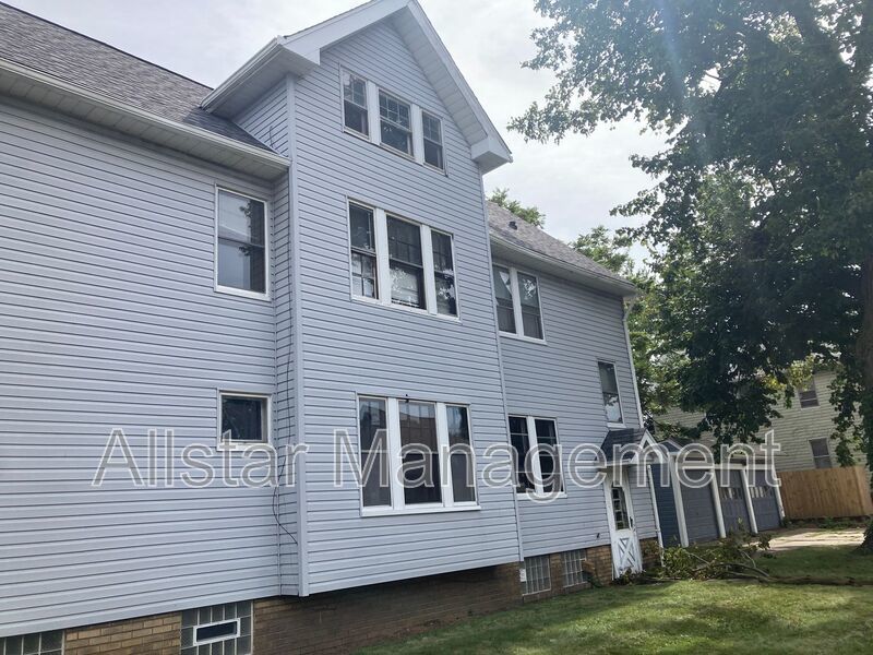 17202 Grovewood Ave - Down Cleveland, OH 44119 property image