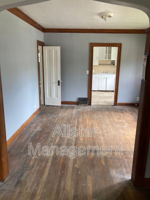 17202 Grovewood Ave - Down Cleveland, OH 44119 property image