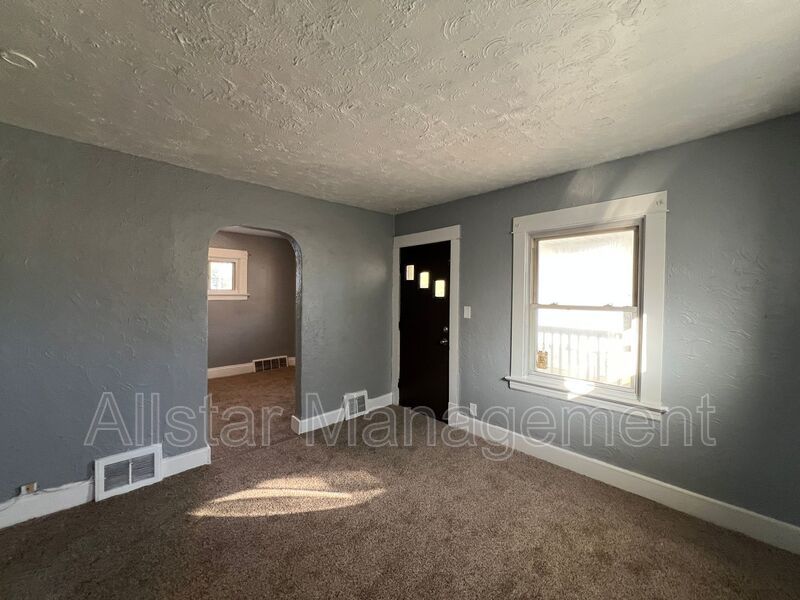 3062 E 130th - Upper Unit Cleveland, OH 44120 property image