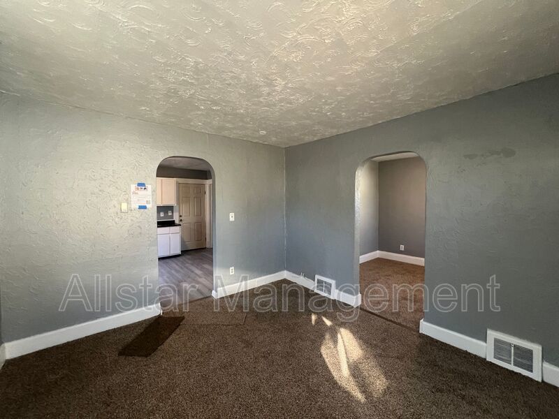 3062 E 130th - Upper Unit Cleveland, OH 44120 property image