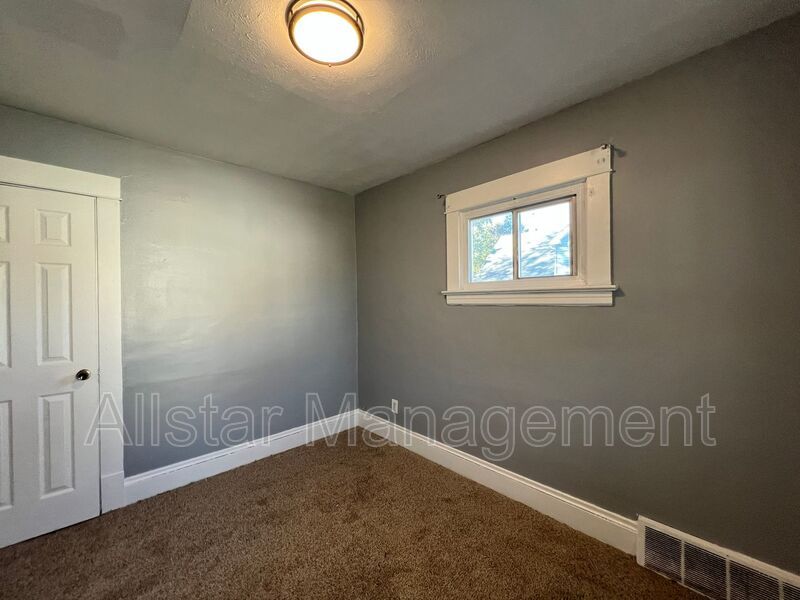 3062 E 130th - Upper Unit Cleveland, OH 44120 property image