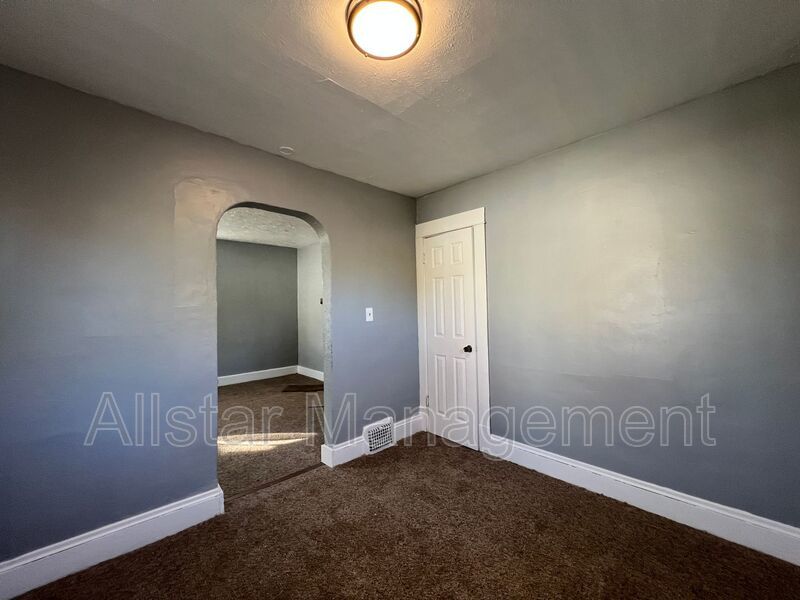 3062 E 130th - Upper Unit Cleveland, OH 44120 property image