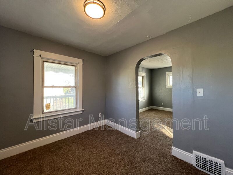 3062 E 130th - Upper Unit Cleveland, OH 44120 property image