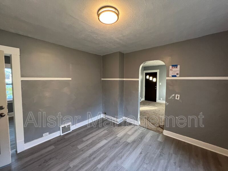 3062 E 130th - Upper Unit Cleveland, OH 44120 property image